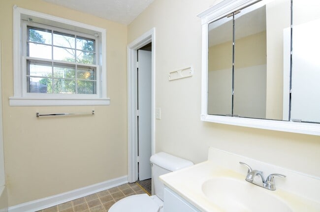 Building Photo - 708 Heidi Ct