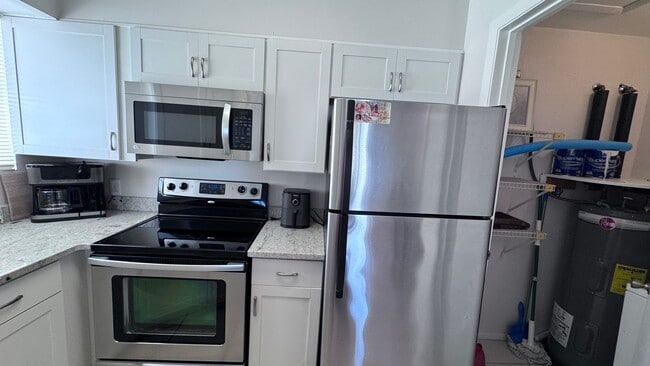 Building Photo - Fully Furnished 1BR/1BA Condo Just 3 Block...