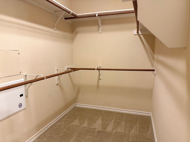 Building Photo - 950 Henderson St