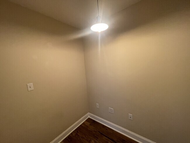 Building Photo - 858 Van Dyke Dr