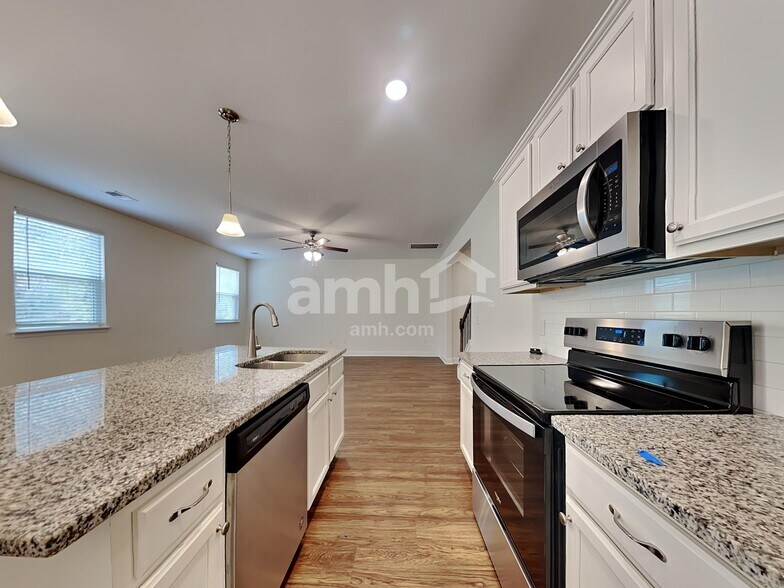 Building Photo - 992 Theodore Rd