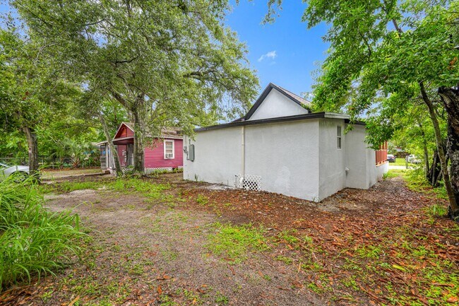Building Photo - Fully Renovated 3-Bedroom, 2-Bathroom Home...