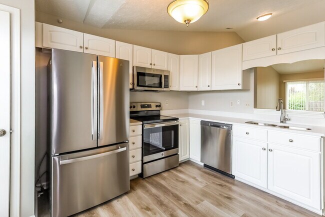 Building Photo - 1352 E McClarnon Dr