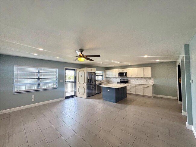 Building Photo - 12500 Capri Cir N