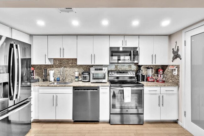 Building Photo - 2990 SW 30th Ct