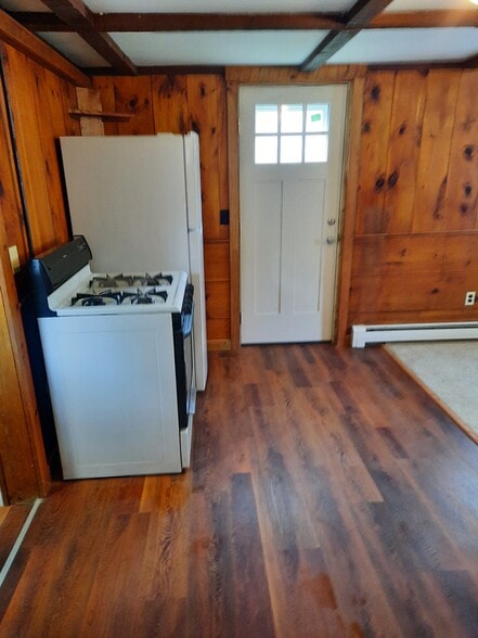 stove & new refrigerator new flooring - 86 Forest St