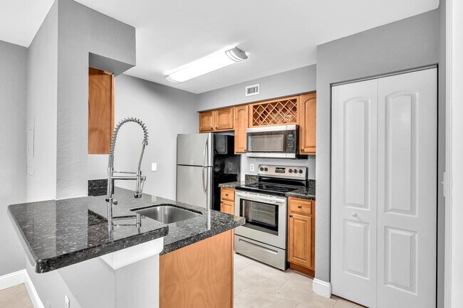 Building Photo - 2820 N Oakland Forest Dr