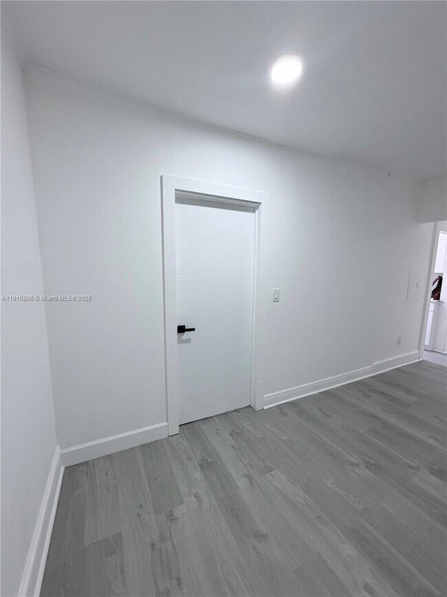 Building Photo - 1560 SW 5th St