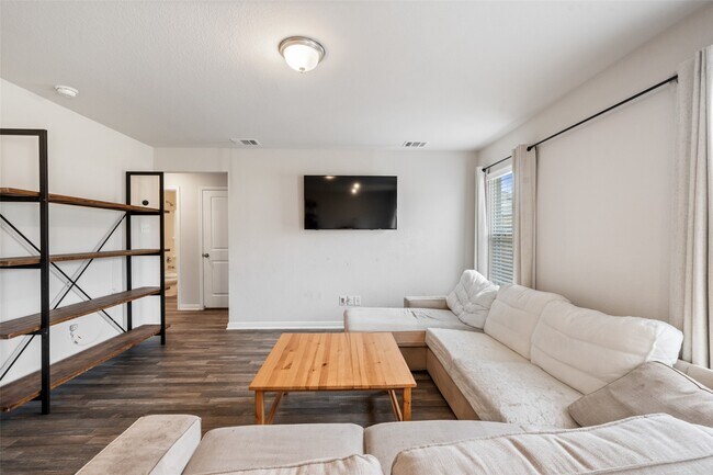 Building Photo - 2224 Cedar Vly Dr