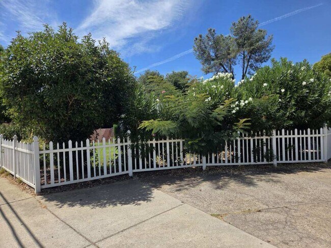 Building Photo - FURNISHED OR UNFURNISHED 5 BEDROOM 3 BATH HOME WITH POOL