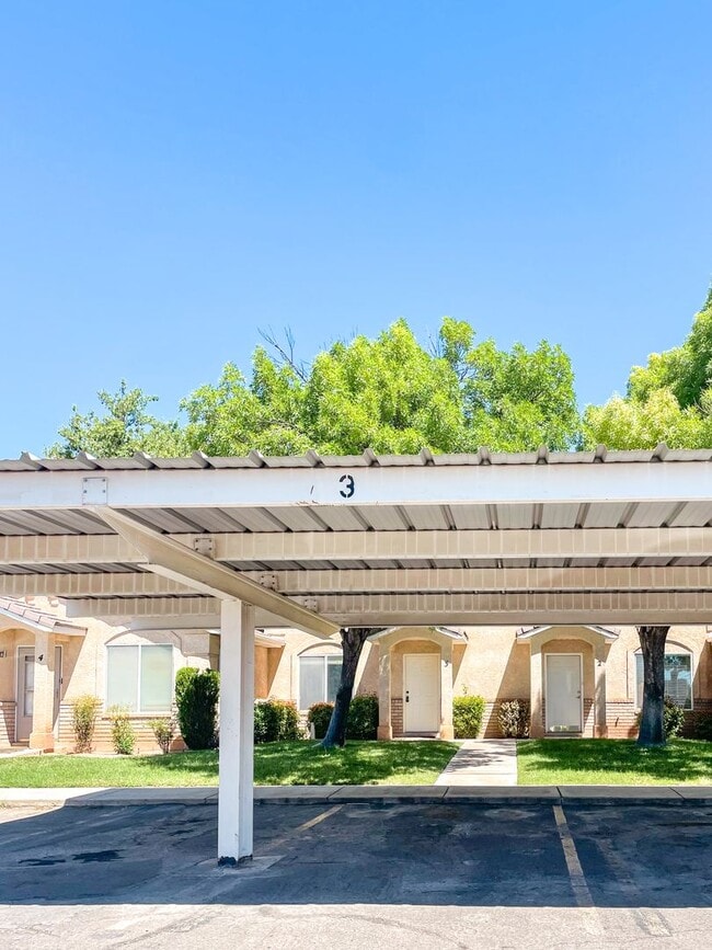 Building Photo - Charming 2 Bedroom Home in Prime Location Near Schools & Shopping