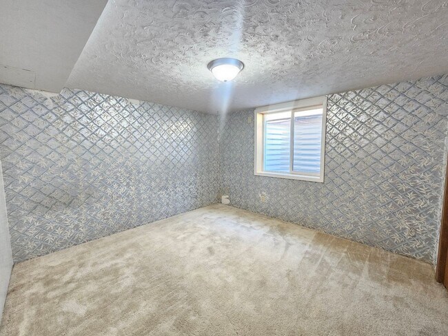 Building Photo - $1,900 - 3 Bed / 2 Bath Charming Rancher Home near the Downriver Golf Course