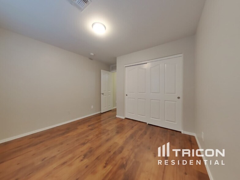 Building Photo - 11940 W El Cortez Pl