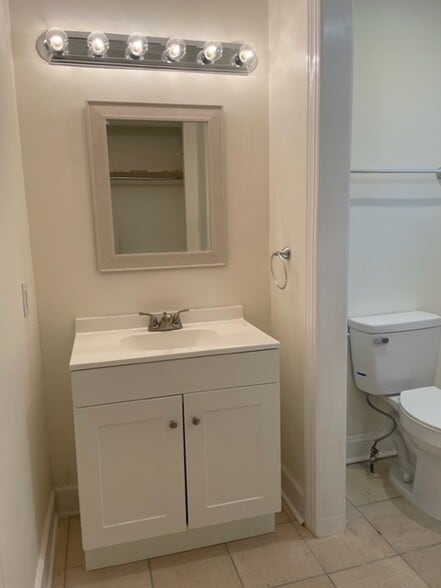 Dressing Area - 400 S Ashland Ave