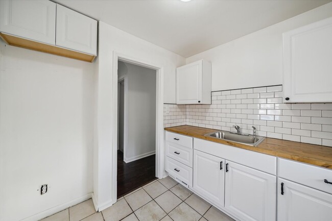 Building Photo - 3 Bedroom Bungalow - West Side