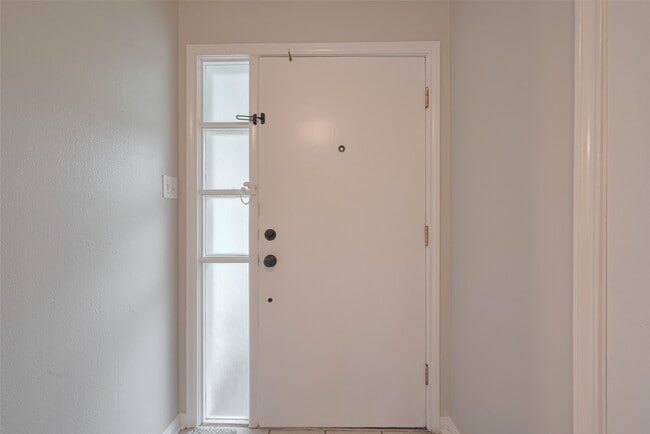 Building Photo - 605 Sorrento Dr