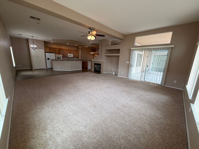 Building Photo - Spacious 4 bedroom