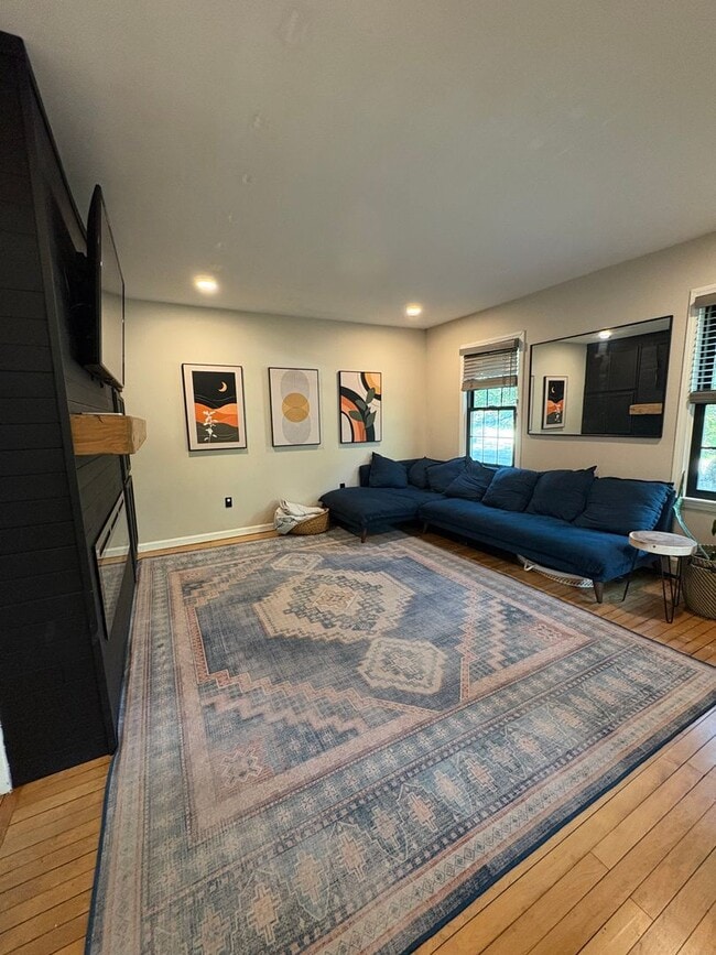 Building Photo - Cozy 3-Bedroom 1.5 -Bathroom Home with Fen...