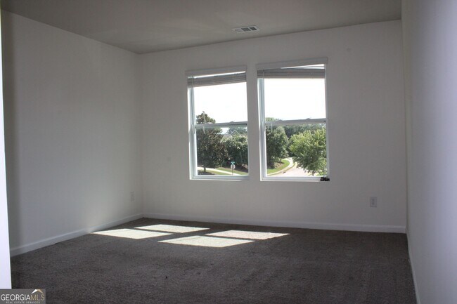 Building Photo - 9220 Golfview Cir