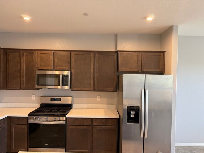 Building Photo - Must See 3 bedroom Townhome