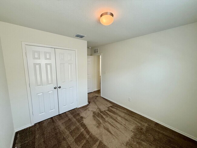 Building Photo - Beautiful 3 bedroom, 2.5 bathroom with an office in a prime New Braunfels location!