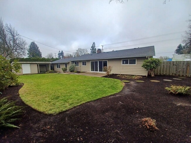 Building Photo - Spacious Mid-Century 3 bed/2 bath home wit...