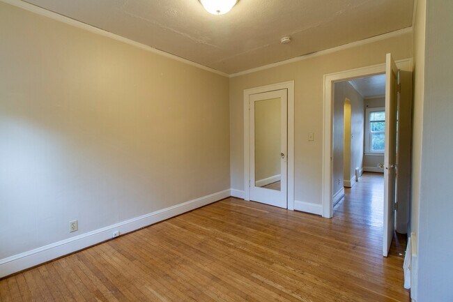 Building Photo - Charming One Bedroom Unit in Fourplex with Original Hardwoods, Breakfast Nook, Detached Garage
