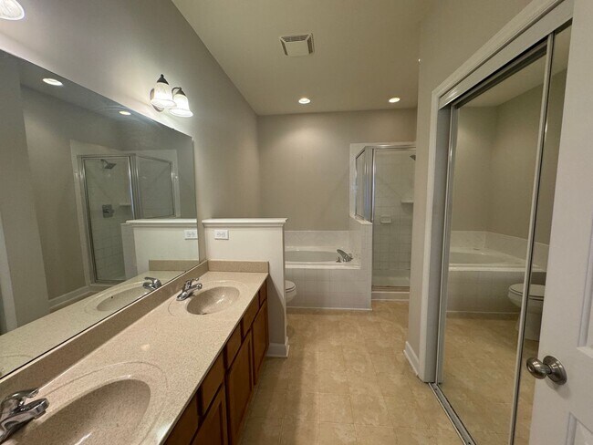 Building Photo - 2 Bedroom, 2 1/2 Bath Townhouse in Raleigh...