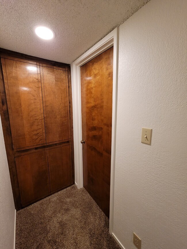 Building Photo - 930 N Indiana St