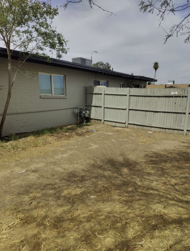 Building Photo - COMING SOON! Charming 2 Bed 1 Bath Apartme...