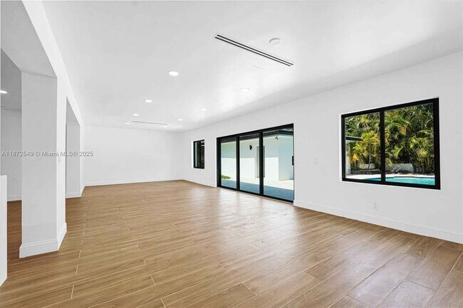 Building Photo - 10618 NE 11th Ct