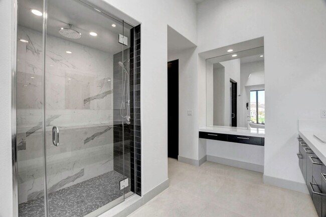 Building Photo - MacDonald Highlands Beauty With Awesome Views