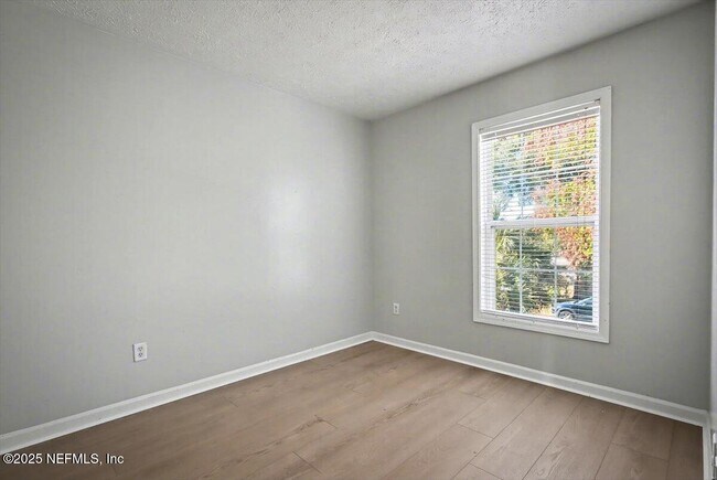 Building Photo - 1217 Clock St