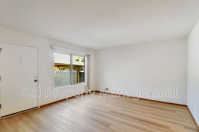 Building Photo - 5 Treanor St