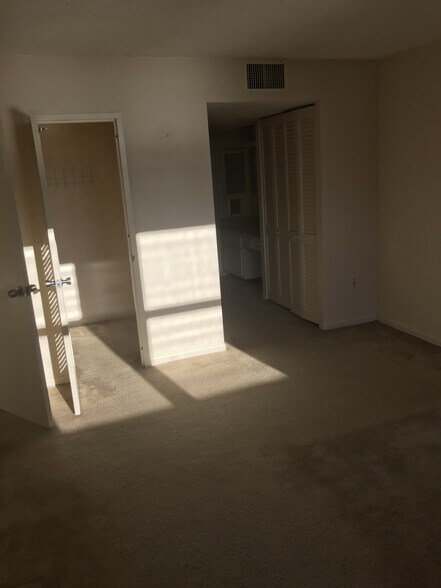 Building Photo - 5701 Collins Ave
