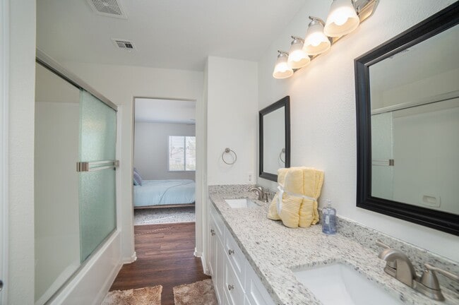 Building Photo - Beautiful home with POOL and spa located n...