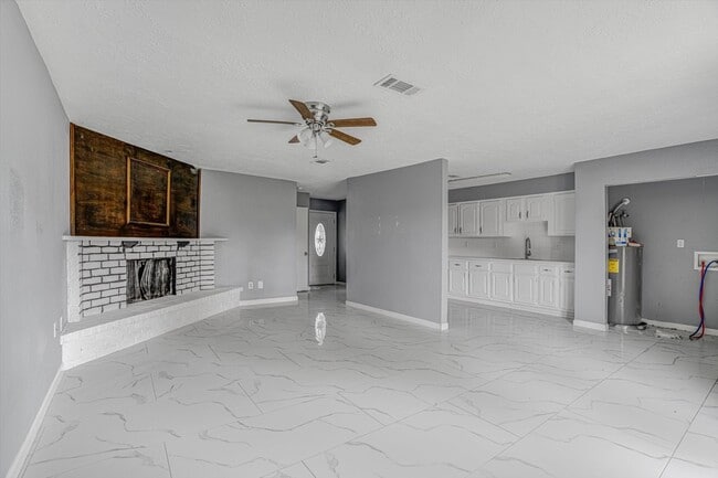 Building Photo - 14618 Flair Dr