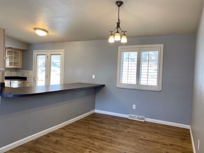 Building Photo - Spacious Tri-Level Home Featuring 4BD/2.5B...