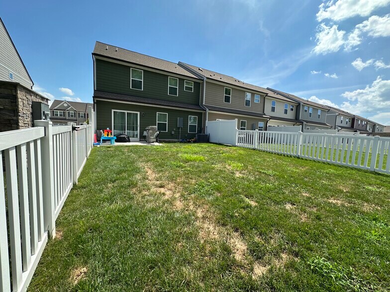 Building Photo - 1349 Crescent Ridge Dr