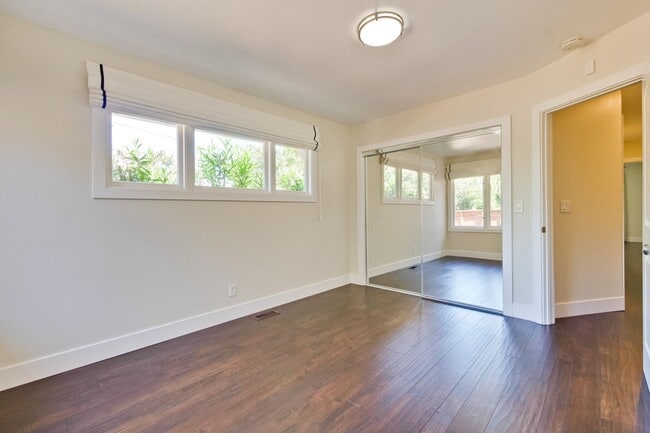 Building Photo - Beautifully remodeled 2 bed, 2 bath home.