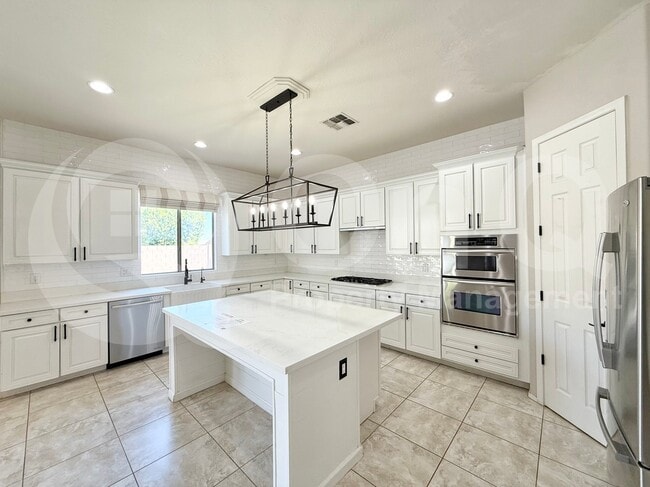 Building Photo - 12908 W Sierra Vista Dr