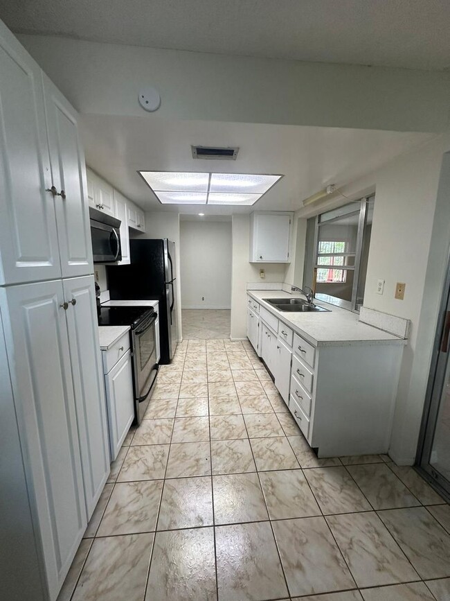 Building Photo - 55+ Community Tamarac Single Family 2 bedr...