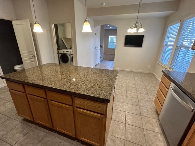 Building Photo - 2 Master Suites, 2.5 Bath Condo in West Jordan