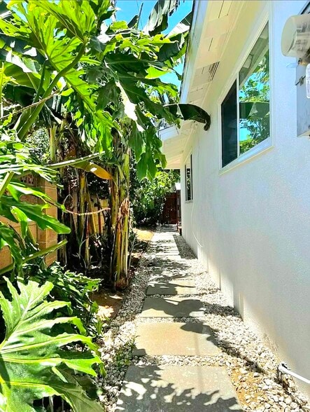 Side yard - 340 Rennie Ave