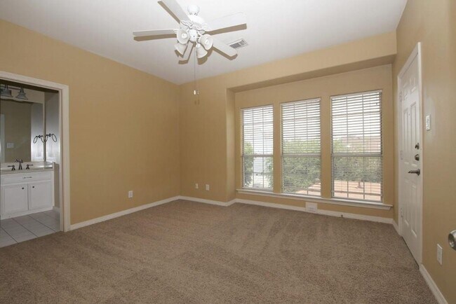 Building Photo - Stylish 3-Bedroom Townhome in Coveted Rive...