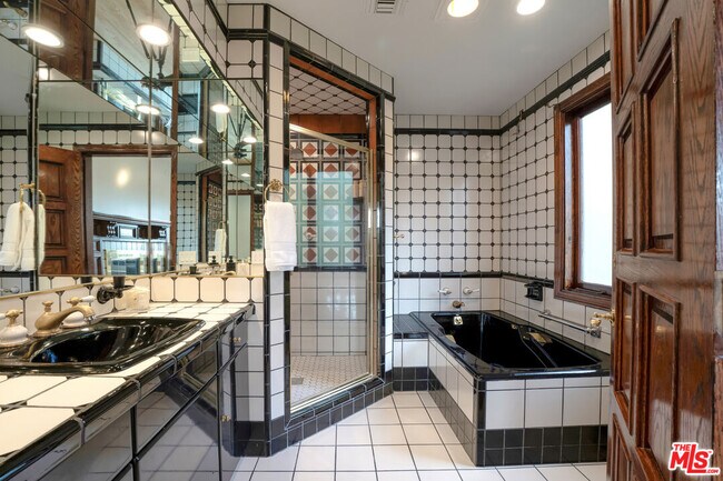 Building Photo - 10160 Cielo Dr