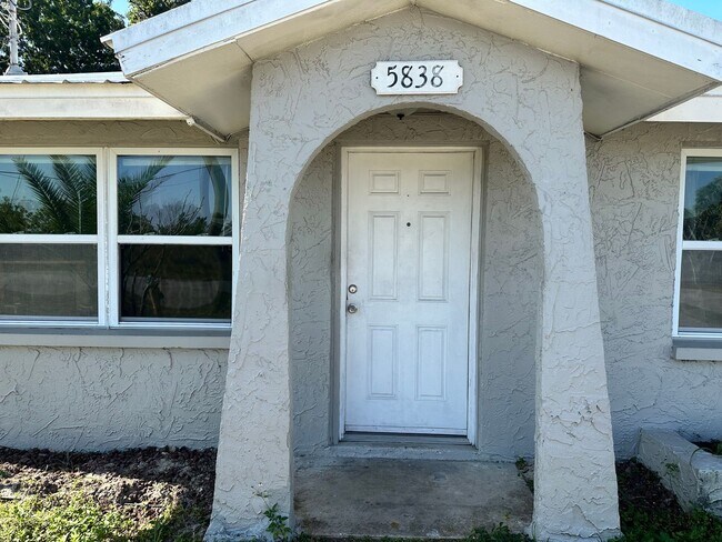 Building Photo - 5838 Siesta Ln