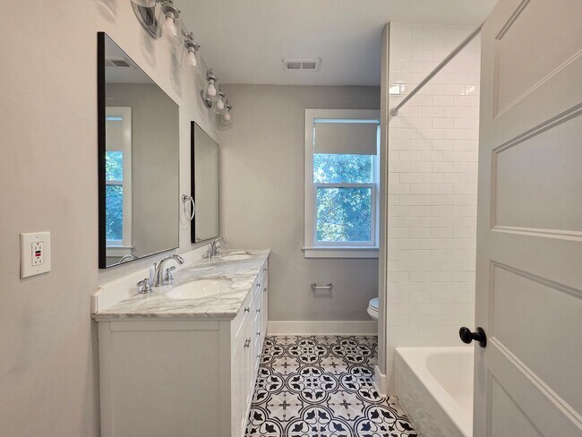 Building Photo - Gorgeous one of a kind 5 bedroom home fully updated