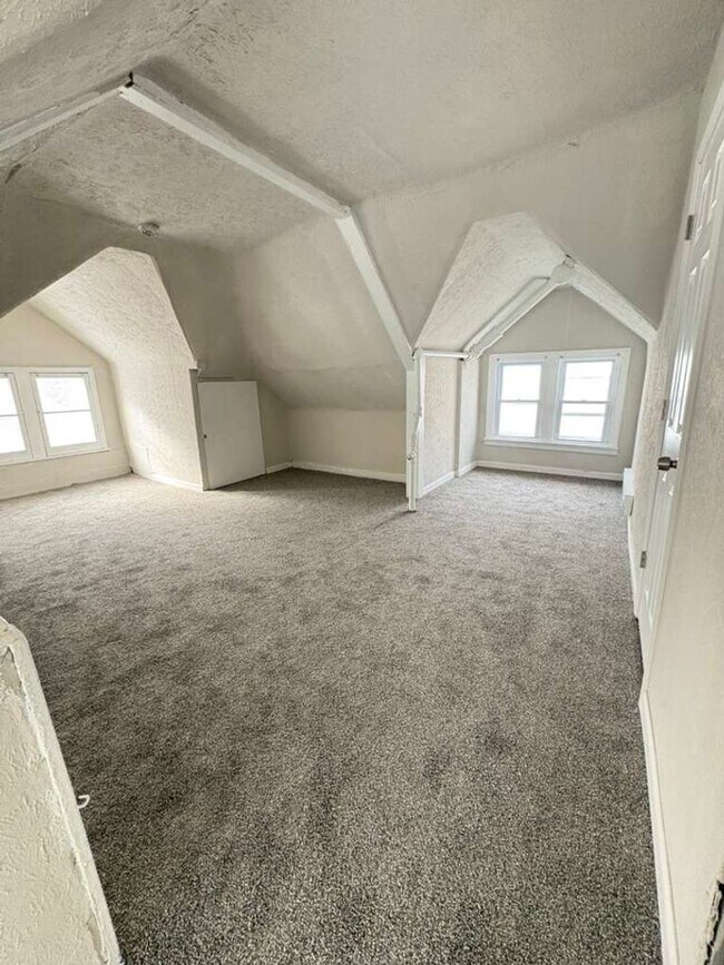 Building Photo - Beautiful, Large 5 Bedroom Cleveland Home - Now Available!