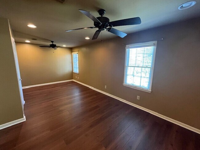 Building Photo - Elegant Colonial Style 2 Bedroom 2 and a half Bathroom Townhome in Little Rock